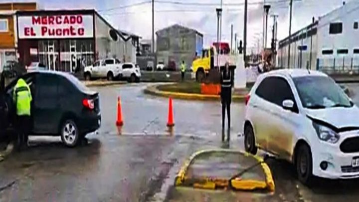 Colision en rotonda una mujer al Hospital