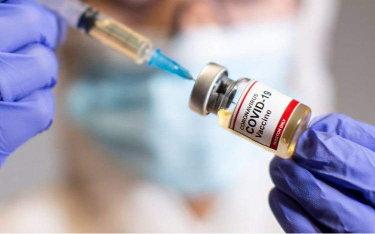 La Universidad de Oxford y AstraZeneca reconocieron un “error” en las dosis de la vacuna