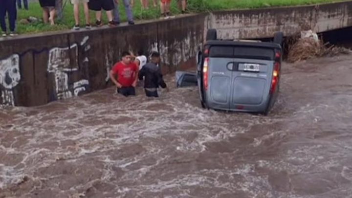Dramático rescate de una familia que se cayó con su vehículo en un desagüe
