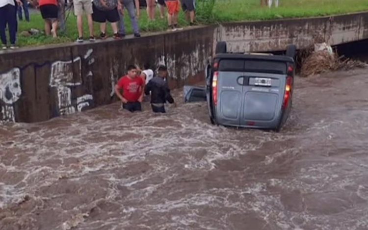 Dramático rescate de una familia que se cayó con su vehículo en un desagüe Dramático rescate de una familia que se cayó con su vehículo en un desagüe