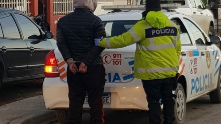 Escuchaba musica borracho en el vehiculo y termino detenido