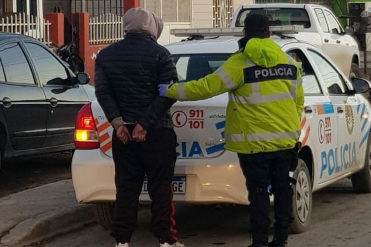 Escuchaba musica borracho en el vehiculo y termino detenido