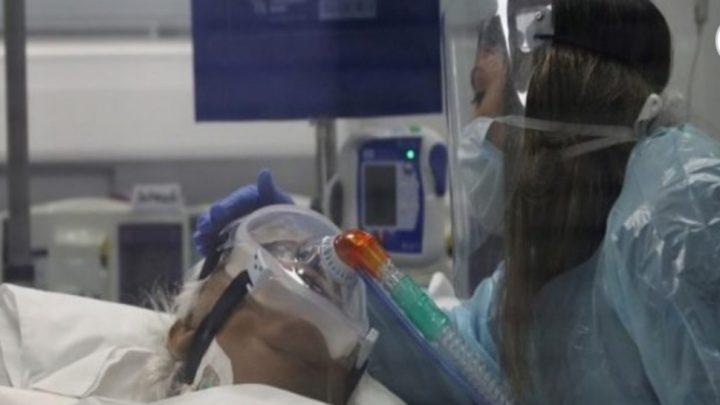 Familiares de pacientes críticos por COVID piden que la Justicia haga valer su derecho de visitas