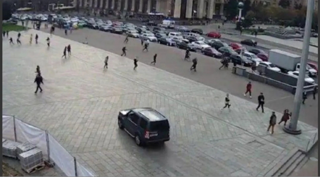 Se desmayó al volante, se metió en una plaza, atropelló a varias personas y mató a dos Se desmayó al volante, se metió en una plaza, atropelló a varias personas y mató a dos