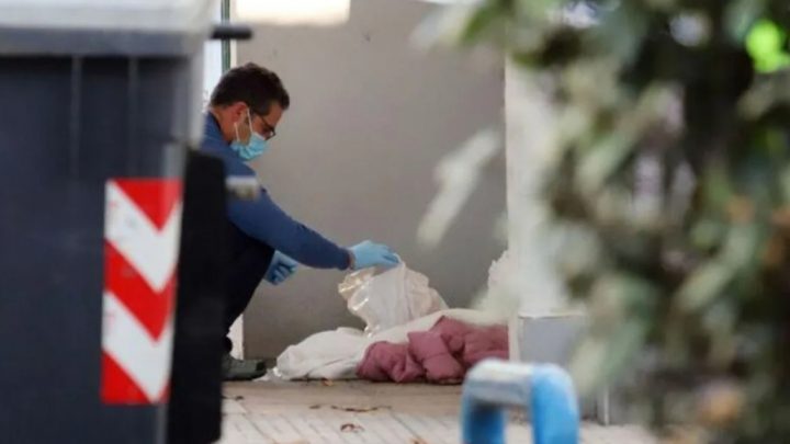 De terror: decapitó a un amigo, paseó con su cabeza y la tiró a un tacho de basura