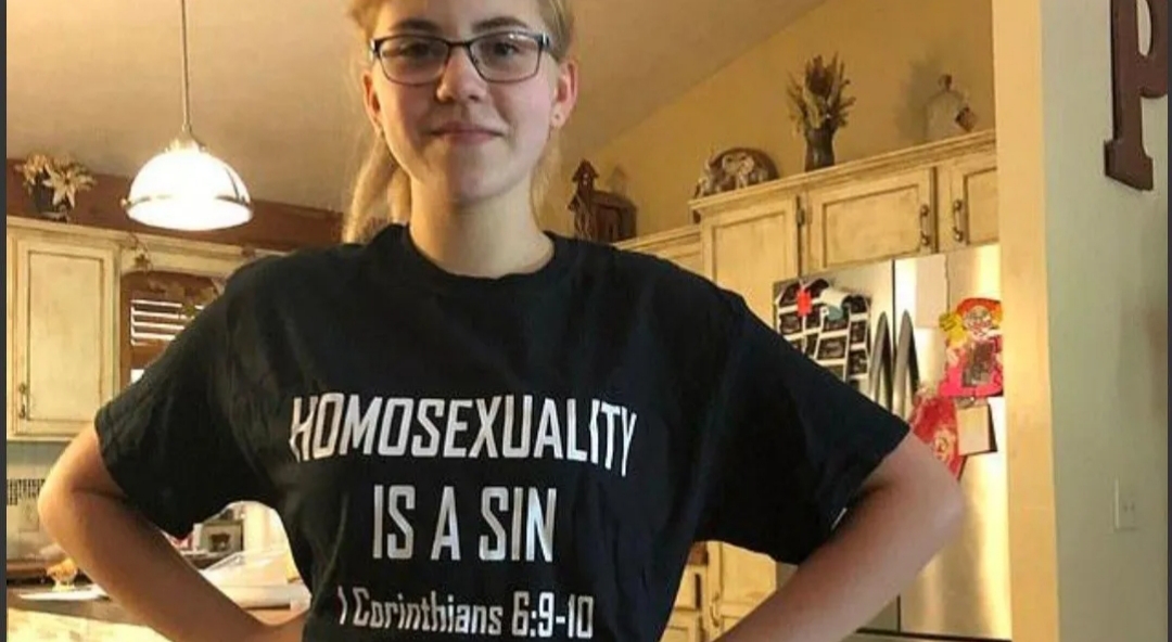 Demandó a la escuela que echó de la clase a su hija por usar remera con leyenda homofóbica Demandó a la escuela que echó de la clase a su hija por usar remera con leyenda homofóbica