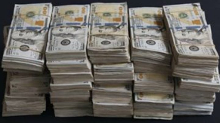 Limpiaba su casa, encontró un billete de lotería y ganó 1 millón de dólares