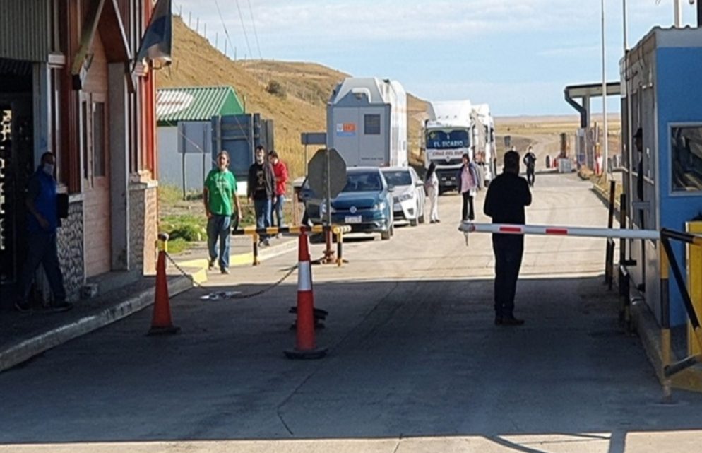 Cuales son los requisitos para salir o ingresar a TDF por via terrestre