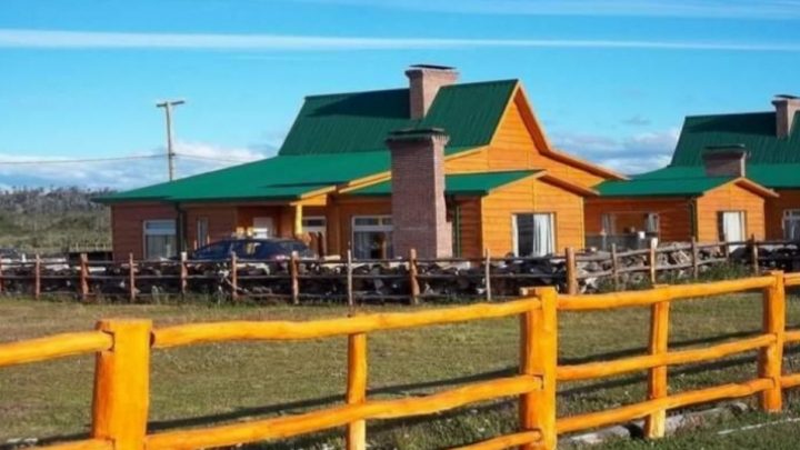 En Tolhuin buscan que los dueños de hosterías y cabañas de alquiler pueden ingresar a la ciudad
