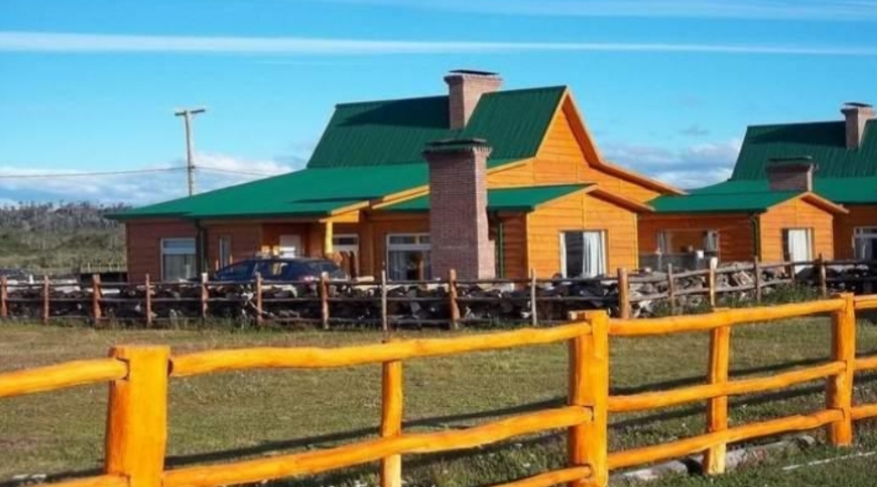 En Tolhuin buscan que los dueños de hosterías y cabañas de alquiler pueden ingresar a la ciudad