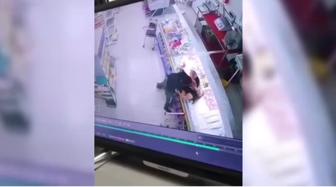 Ahorcó a su compañera de trabajo porque no le gustó la música que puso