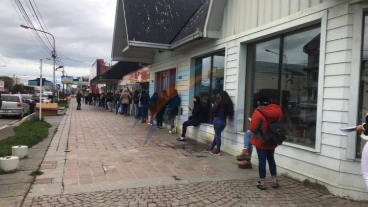 Más de 300 chicas hicieron cola por un puesto de trabajo en una pizzería céntrica de Río Grande