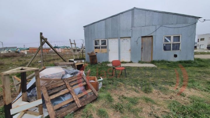 Desesperada, una familia que quedó en la calle usurpó un obrador