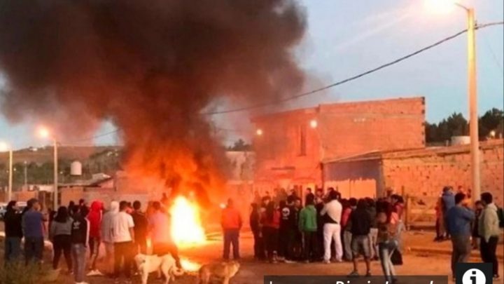 Un hombre denunciado por abuso murió quemado por sus vecinos