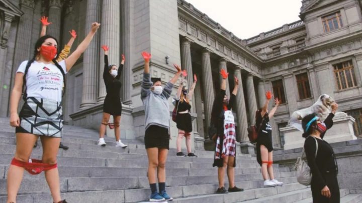 Indignante fallo en Perú: archivaron un caso de violación porque la víctima usaba lencería roja