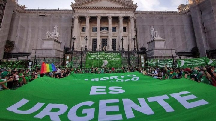 Una multitud elevó pañuelos verdes frente al Congreso para pedir la legalización del aborto