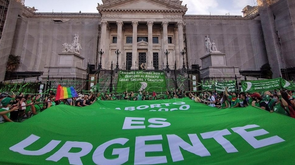 Una multitud elevó pañuelos verdes frente al Congreso para pedir la legalización del aborto