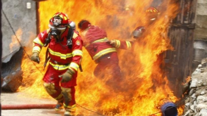 Incendio en Ushuaia: Un bombero sigue internado