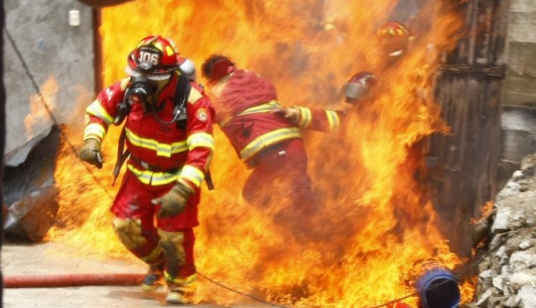 Incendio en Ushuaia: Un bombero sigue internado