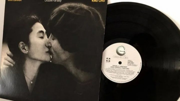 Subastan el disco que John Lennon le autografió a su asesino horas antes de morir