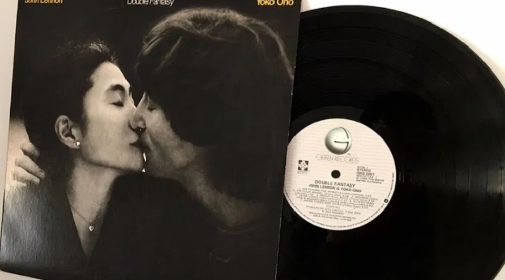 Subastan el disco que John Lennon le autografió a su asesino horas antes de morir