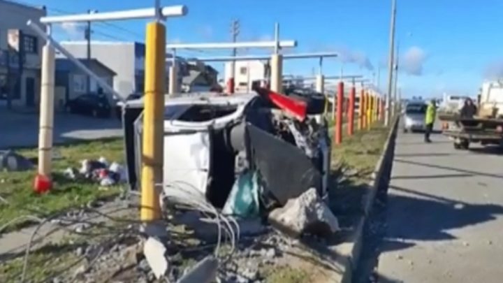 Huian de la Policia y terminaron volcando