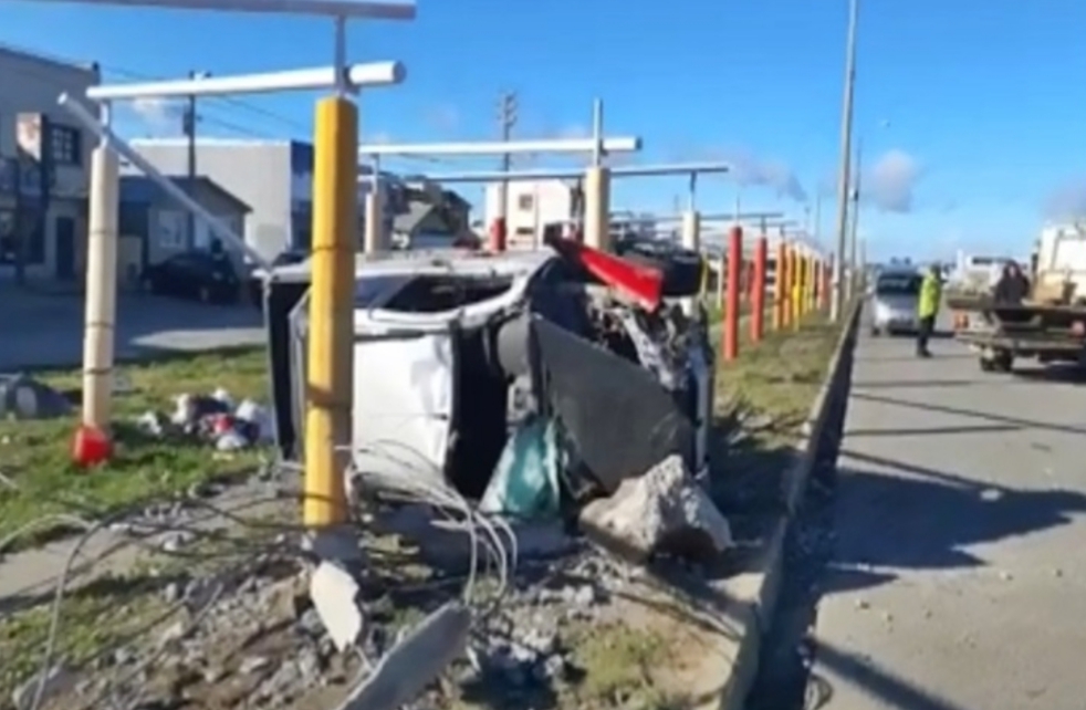 Huian de la Policia y terminaron volcando