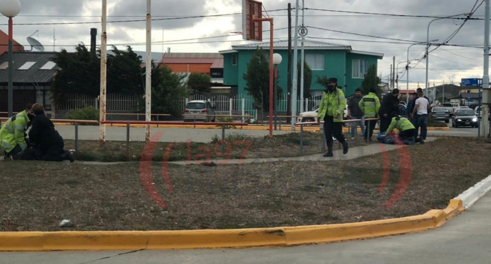 Dos degenerados manosearon a una joven y el padre de esta los corrió con un bate de béisbol