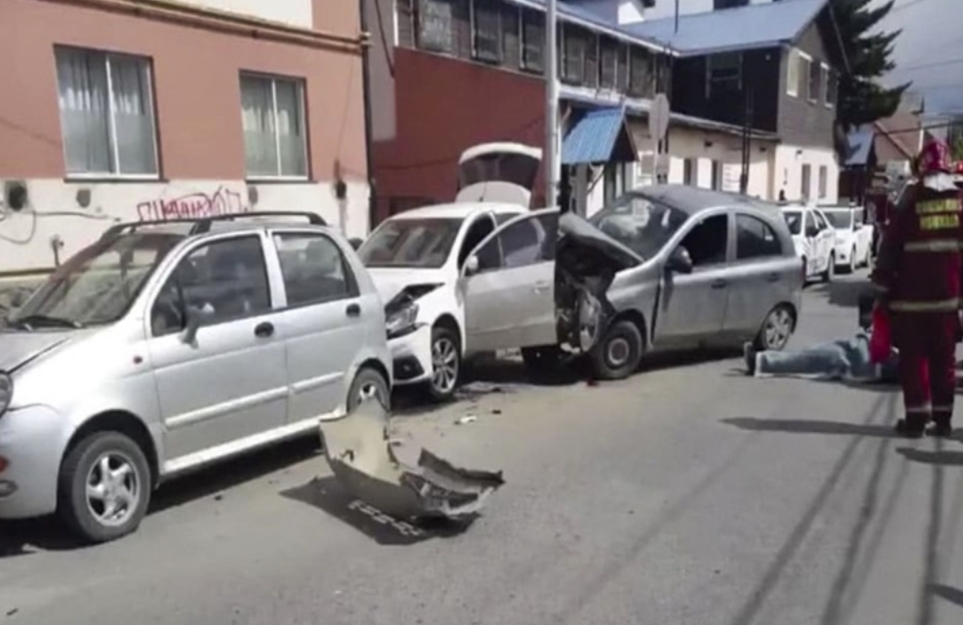 Conductor choco a vehiculos estacionados en Ushuaia