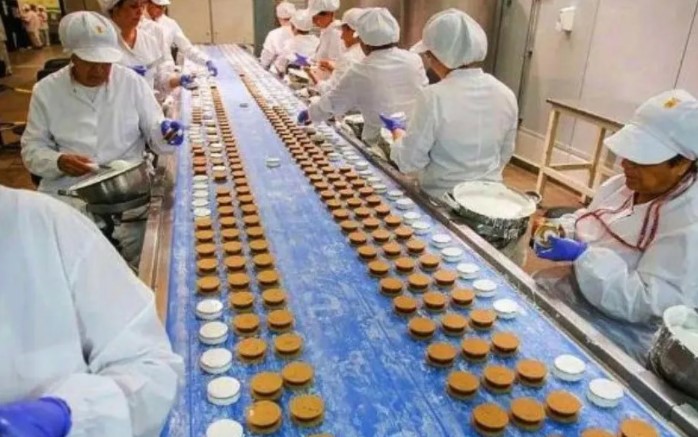 La fábrica de alfajores «Grandote» vuelve a abrir sus puertas