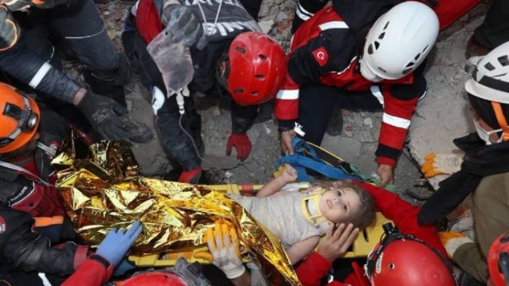 Salvaron a una nena de cuatro años que pasó 91 horas bajo los escombros tras el terremoto en Turquía
