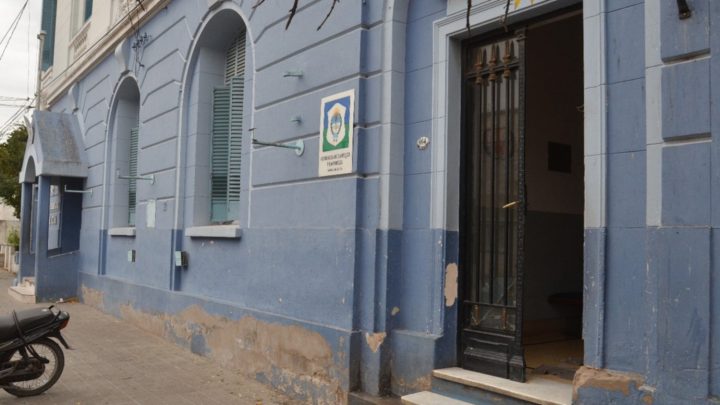 Un hombre abandonó en una comisaría a dos nenes que habría adoptado en África