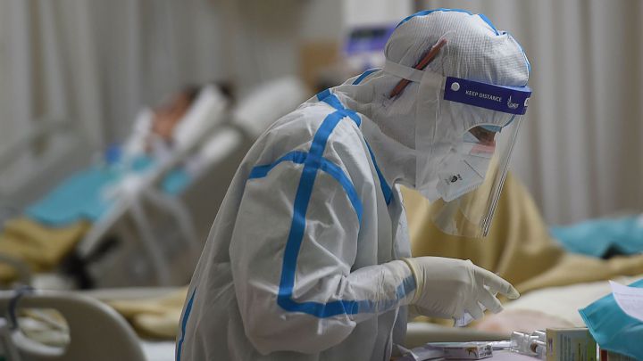 Tenía coronavirus, “murió” y a la semana regresó (vivo) a su casa