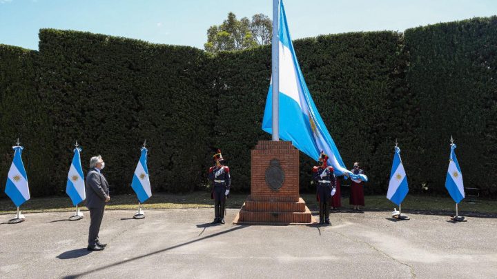 El Presidente encabezó el acto por el bicentenario del primer izamiento de la bandera argentina en las Islas Malvinas