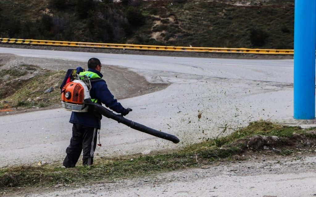 LA SECRETARÍA DE MEDIO AMBIENTE DE USHUAIA Y AGROTÉCNICA LLEVARON ADELANTE UN MEGA OPERATIVO DE LIMPIEZA EN EL BARRIO DE LAS 640 VIVIENDAS LA SECRETARÍA DE MEDIO AMBIENTE DE USHUAIA Y AGROTÉCNICA LLEVARON ADELANTE UN MEGA OPERATIVO DE LIMPIEZA EN EL BARRIO DE LAS 640 VIVIENDAS