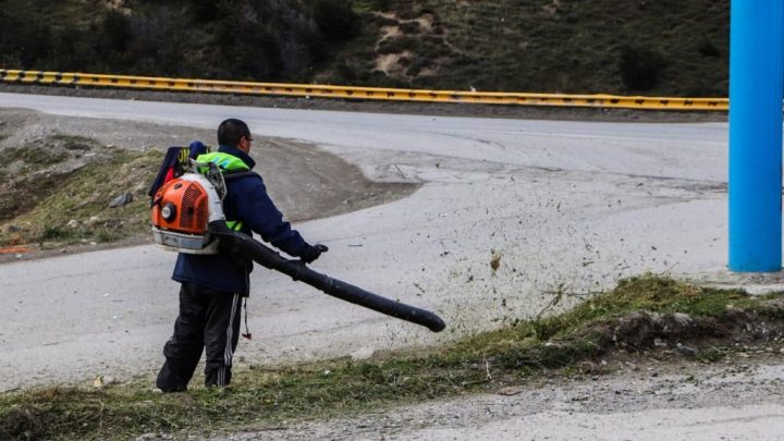 LA SECRETARÍA DE MEDIO AMBIENTE DE USHUAIA Y AGROTÉCNICA LLEVARON ADELANTE UN MEGA OPERATIVO DE LIMPIEZA EN EL BARRIO DE LAS 640 VIVIENDAS