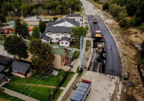 PLAN DE OBRAS DE LA MUNICIPALIDAD DE USHUAIA: SE ASFALTÓ UN TRAMO DE LA AVENIDA ALEM