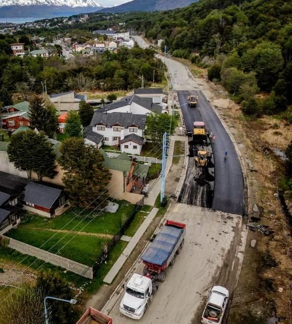 PLAN DE OBRAS DE LA MUNICIPALIDAD DE USHUAIA: SE ASFALTÓ UN TRAMO DE LA AVENIDA ALEM PLAN DE OBRAS DE LA MUNICIPALIDAD DE USHUAIA: SE ASFALTÓ UN TRAMO DE LA AVENIDA ALEM