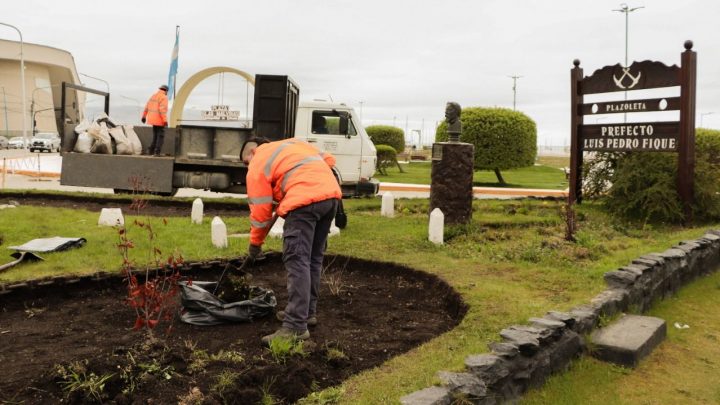 LA SECRETARÍA DE MEDIO AMBIENTE DE USHUAIA TRABAJÓ EN EL EMBELLECIMIENTO Y MANTENIMIENTO DE ESPACIOS VERDES CÉNTRICOS