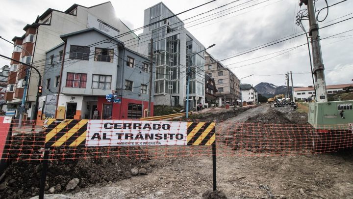 COLOCAN EL NUEVO TENDIDO CLOACAL EN LA CALLE YAGANES EN EL MARCO DEL PLAN DE OBRAS DE LA MUNICIPALIDAD DE USHUAIA