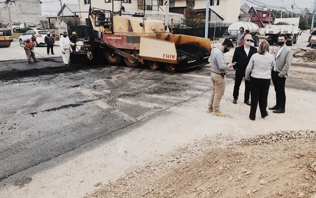 DANIELE RECORRIÓ OBRAS DE REPAVIMENTACIÓN JUNTO A MUÑIZ SICCARDI DANIELE RECORRIÓ OBRAS DE REPAVIMENTACIÓN JUNTO A MUÑIZ SICCARDI