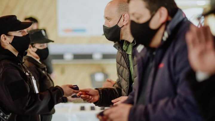 LA MUNICIPALIDAD DE USHUAIA ENTREGÓ LA DISTINCIÓN DE CIUDADANO DESTACADO A PERSONAL DE LA POLICÍA DE SEGURIDAD AEROPORTUARIA