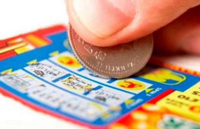 Por un error de un empleado, ganó 100.000 dólares en la lotería