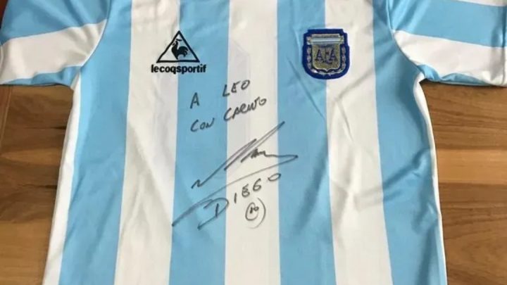 Piden hasta $15 millones por una camiseta de Diego autografiada