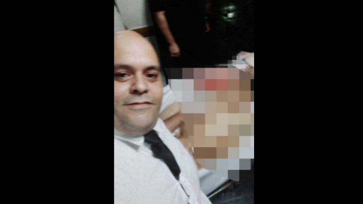 Crece la indignación con Molina: Se sacó una foto con el cuerpo de Maradona desnudo