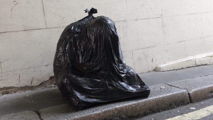 Una madre ahogó a su hijo de 5 años, lo decapitó y lo tiró con la basura