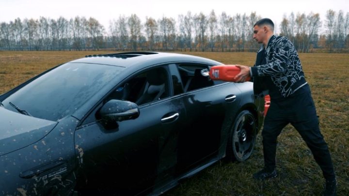 Roció con alcohol y prendió fuego su Mercedes-Benz porque un concesionario no le solucionó un problema