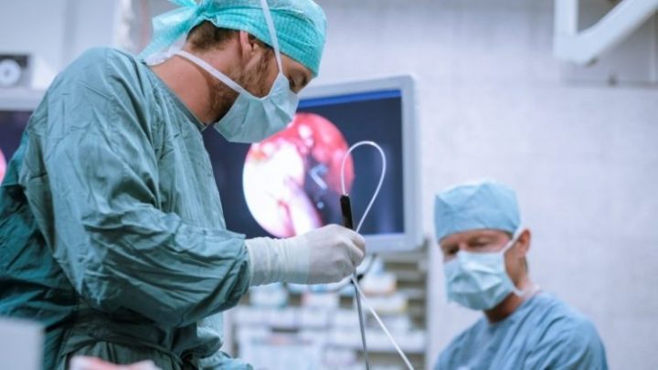 Un nene introdujo un cable de 70 centímetros por su uretra para saber de dónde proviene la orina
