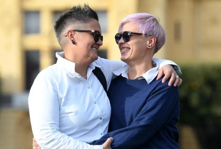 “Pensaba más en ella que en la Biblia”: eran monjas, dejaron los hábitos y son pareja