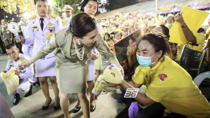 La impactante imagen de una escolta de la reina de Tailandia que escandaliza al mundo
